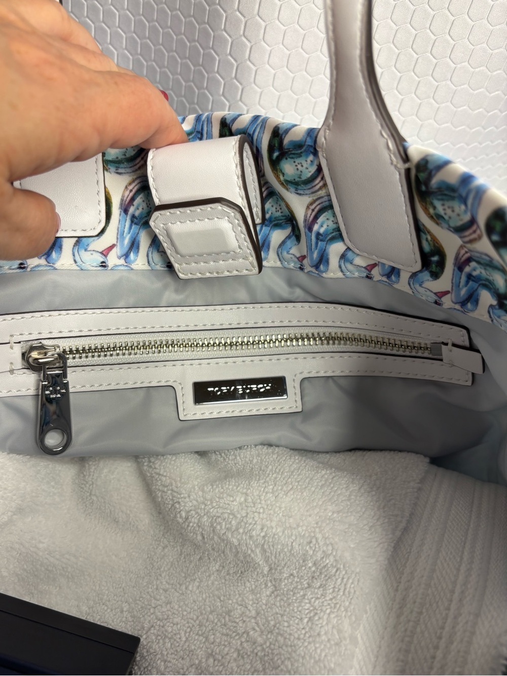 Tory Burch Ella White Leather Tote with Blue-Green Swan Pattern and Earrings NWT - Picture 9 of 14
